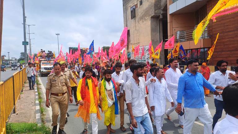 सादाबाद : वार्षिकोत्सव के दूसरे दिन धूमधाम से निकली खाटू श्याम निशान यात्रा, उमड़ी भक्तों की भीड़