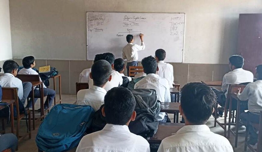मेधावी छात्रों ने शिक्षक दिवस पर निभाई गुरु की भूमिका, शिक्षकों का किया सम्मान