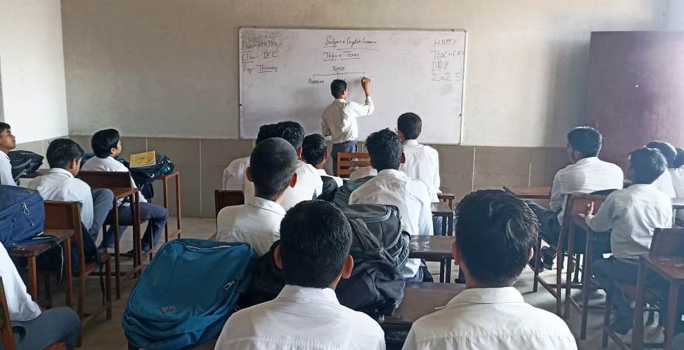 मेधावी छात्रों ने शिक्षक दिवस पर निभाई गुरु की भूमिका, शिक्षकों का किया सम्मान