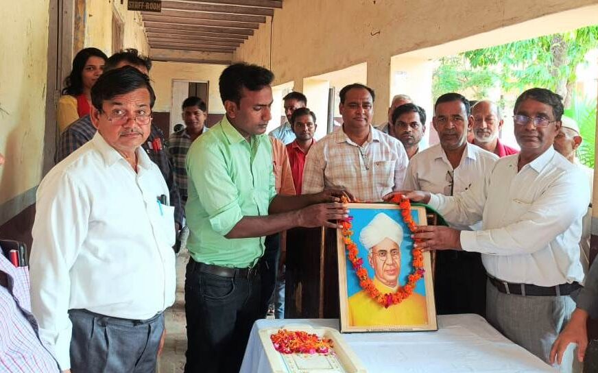 विद्यार्थियों के जीवन को सही दिशा देते हैं शिक्षक, सादाबाद इंटर कॉलेज में शिक्षक दिवस की पूर्व संध्या पर आयोजित हुआ कार्यक्रम