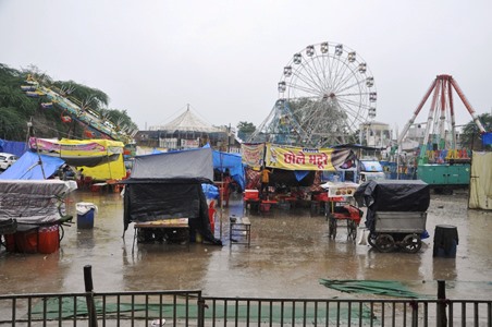 हाथरस में लगातार हो रही बारिश से दाऊजी मेला प्रभावित, दुकानदारों की कमाई पर फिरा पानी, दुकानदार बोले – 15 साल में ऐसे हालात नहीं देखे, तीन दिन में मुश्किल से तीन हजार की बिक्री