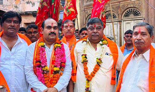 हाथरस में रामलीला की तैयारी शुरू, नगर के प्रमुख चौराहे पर हुआ झंडारोहण
