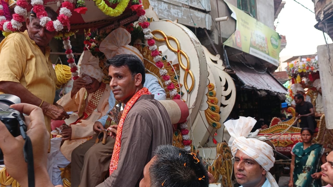 सासनी में पुरातन छात्रों ने सेवानिवृत्त गुरुजनों को किया सम्मानित, शोभायात्रा रही आकर्षण का केंद्र, कॉलेज में गूंजे ढोल नगाड़े