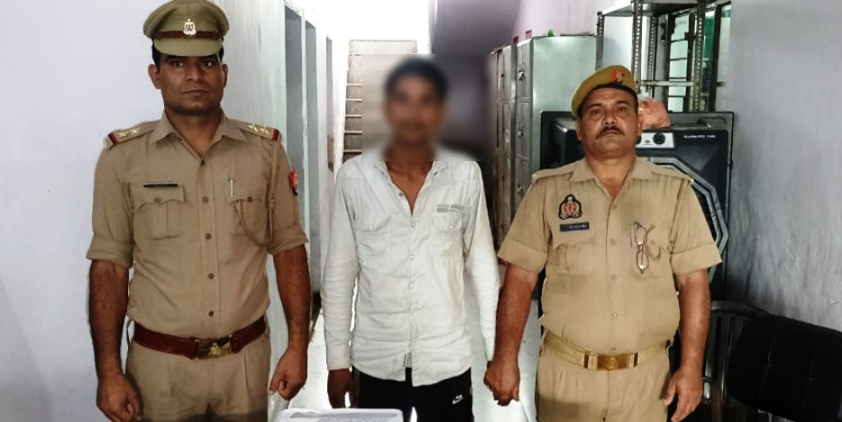 सादाबाद पुलिस ने अवैध तमंचे के साथ शातिर अपराधी दबोचा