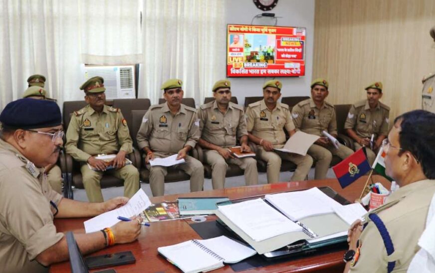 हाथरस में एसपी ने थानों में लम्बित माल मुकदमों और लावारिस वाहनों की समीक्षा की