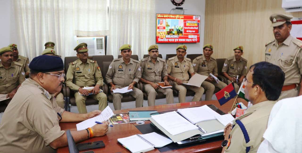हाथरस में एसपी ने थानों में लम्बित माल मुकदमों और लावारिस वाहनों की समीक्षा की