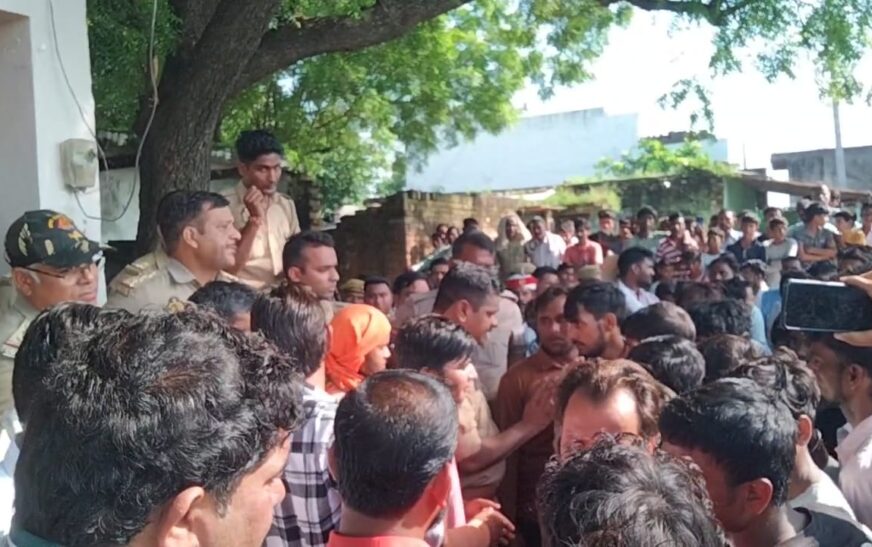 हाथरस में पशु मित्र की हत्या से मचा बवाल, पोस्टमार्टम के बाद शव पहुंचते ही हंगामा, आगरा-अलीगढ रोड पर ग्रामीणों ने लगाया जाम, पुलिस-प्रदर्शनकारियों के बीच धक्का-मुक्की, ईंट-पत्थरबाजी से भगदड़, सात लोगों के खिलाफ मुकदमा दर्ज, दो गिरफ्तार