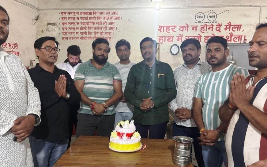 जरूरतमंदों को खीर परोसकर मनाया सेवा का पर्व