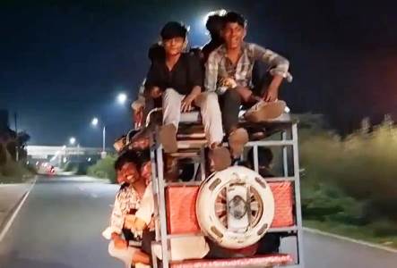 जान जोखिम में डालकर युवक कर रहे यात्रा, ई-रिक्शा की छत पर बैठकर युवकों ने उड़ाई ट्रैफिक नियमों की धज्जियां, वीडियो वायरल