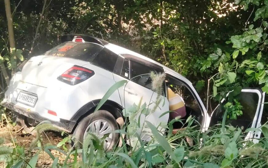 सादाबाद मार्ग पर स्विफ्ट कार नीलगाय से टकराई, तीन घायल