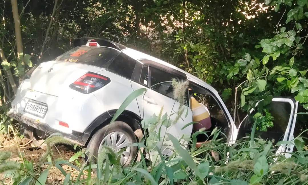 सादाबाद मार्ग पर स्विफ्ट कार नीलगाय से टकराई, तीन घायल