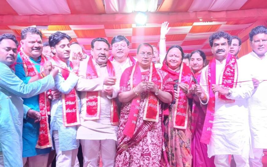 दाऊजी मेले में पंजाबी दरबार कार्यक्रम का रंगारंग आयोजन, रोहित सरदाना, लव कुलार और रूबा खान ने समां बांधा, सिंगर एंडी जाट को मंच से उतारा, मेला पंडाल में घुसने के लिए भीड़ में खूब मारामारी