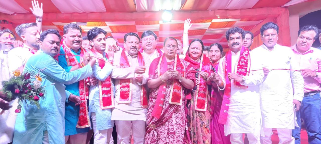 दाऊजी मेले में पंजाबी दरबार कार्यक्रम का रंगारंग आयोजन, रोहित सरदाना, लव कुलार और रूबा खान ने समां बांधा, सिंगर एंडी जाट को मंच से उतारा, मेला पंडाल में घुसने के लिए भीड़ में खूब मारामारी