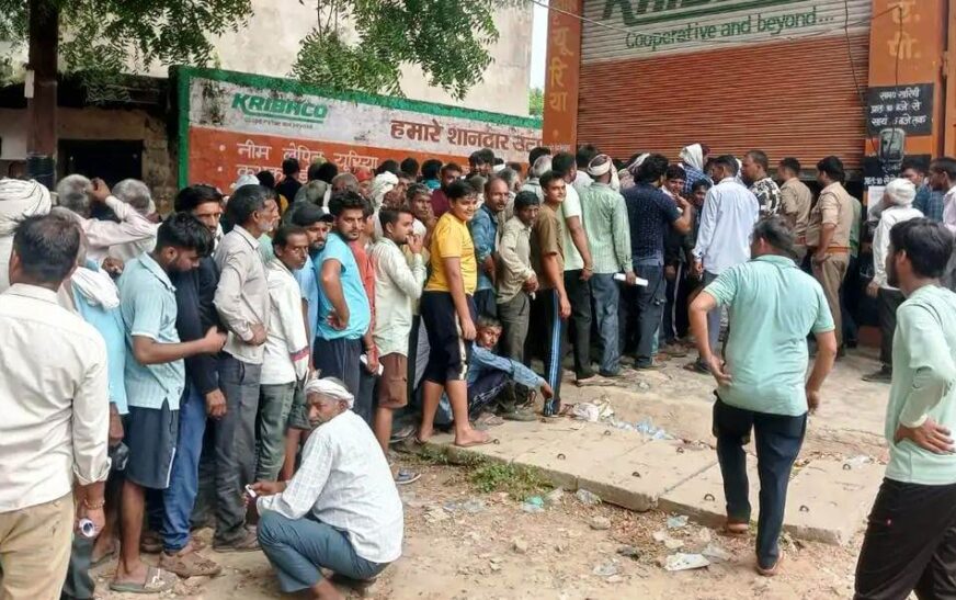 सादाबाद : डीएपी के उर्वरक केंद्रों पर हाहाकार, राया रोड स्थित उर्वरक केंद्र पर रही किसानों की भारी भीड़, पुलिस रही तैनात