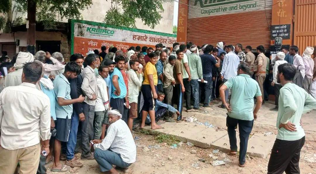 सादाबाद : डीएपी के उर्वरक केंद्रों पर हाहाकार, राया रोड स्थित उर्वरक केंद्र पर रही किसानों की भारी भीड़, पुलिस रही तैनात
