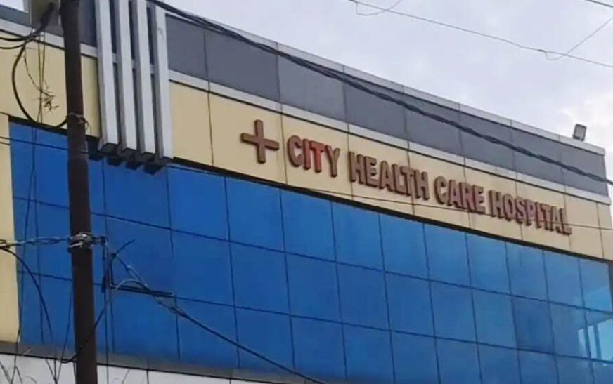 सादाबाद : अस्पताल संचालक पर दुर्व्यवहार करने पर मुकदमा, जाति सूचक शब्दों का प्रयोग करने, मारपीट और धमकाने का आरोप
