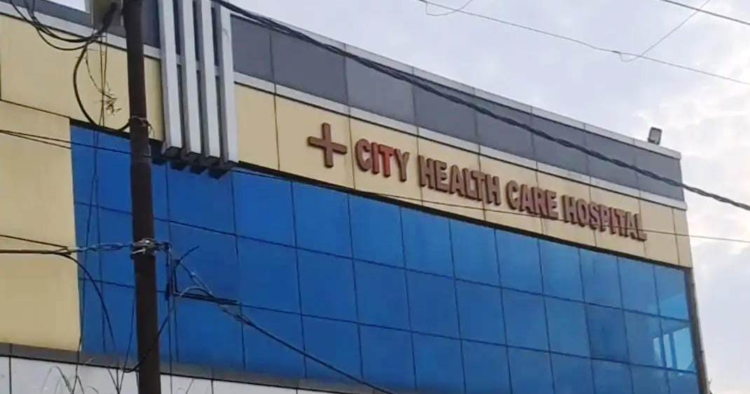 सादाबाद : अस्पताल संचालक पर दुर्व्यवहार करने पर मुकदमा, जाति सूचक शब्दों का प्रयोग करने, मारपीट और धमकाने का आरोप