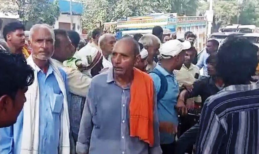 सादाबाद : खाद के लिए किसानों ने सड़क पर लगाया जाम, राया रोड स्थित उर्वरक केंद्र पर खाद को लेकर हुआ हंगामा, केंद्रों पर बमुश्किल खाद का वितरण कर पा रहे हैं संचालक