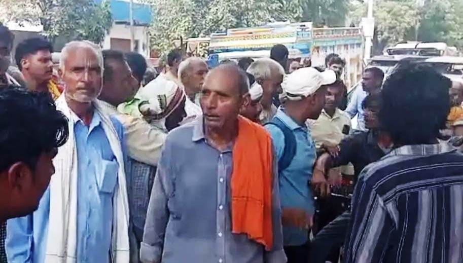 सादाबाद : खाद के लिए किसानों ने सड़क पर लगाया जाम, राया रोड स्थित उर्वरक केंद्र पर खाद को लेकर हुआ हंगामा, केंद्रों पर बमुश्किल खाद का वितरण कर पा रहे हैं संचालक