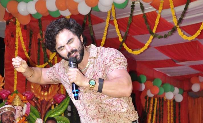 हाथरस में श्री दाऊजी महाराज के पंडाल में लाफ्टर शो का हुआ आयोजन, दर्शकों ने देर रात तक उठाया आनंद