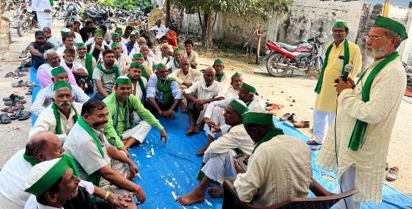 सिकंदराराऊ में किसानों ने बिजली घर पर महापंचायत कर स्मार्ट मीटर का विरोध किया