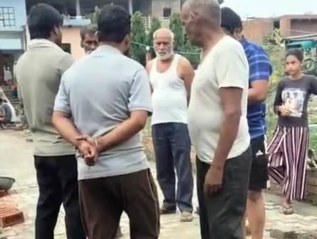 सादाबाद : बटपुरा में रुकवाया खरंजा निर्माण कार्य, सरकारी कार्य में बाधा डालने और मजदूरों से गाली-गलौज की शिकायत