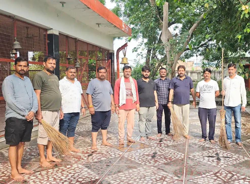 पीएम के जन्मदिन पर भाजपाईयों के किया सफाई कार्य, सादाबाद के प्राचीन मंदिर सहित दर्जनभर स्थानों पर की सफाई