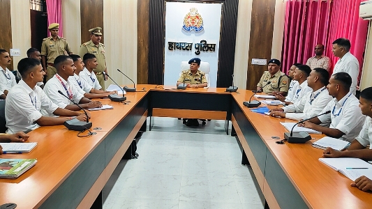 हाथरस में प्रशिक्षु आरक्षियों के लिए कर्मयोगी मिशन के अंतर्गत व्यवहारिक प्रशिक्षण कार्यशाला आयोजित