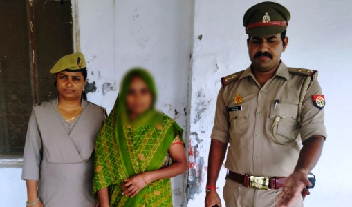 हाथरस में 5 करोड़ की बैंक धोखाधड़ी मामले में आरोपी की मां को पुलिस ने किया गिरफ्तार, 9 लाख रुपये बरामद