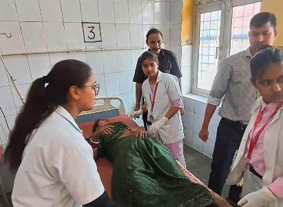 सादाबाद : सड़क हादसे में दंपत्ति सहित चार घायल, दो कारों की भिड़ंत में बाइक सवार पति-पत्नी भी घायल