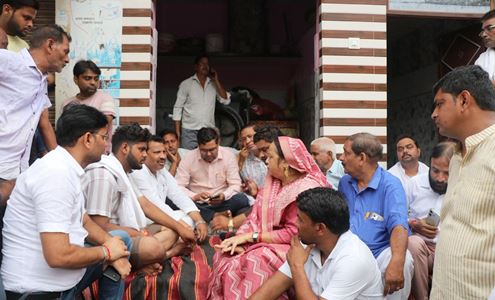 व्यापारी अभिषेक गुप्ता की हत्या से परिवार और गांव में मातम, डीआईजी ने निष्पक्ष कार्रवाई का आश्वासन दिया, जनप्रतिनधियों ने हर संभव मदद का भरोसा दिया
