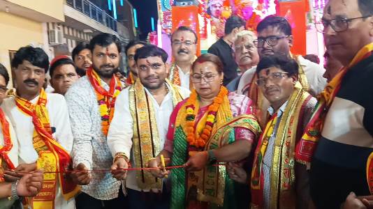 सासनी : रामलीला महोत्सव में मां काली की शोभायात्रा बैंड-बाजों और झांकियों के साथ निकाली गई