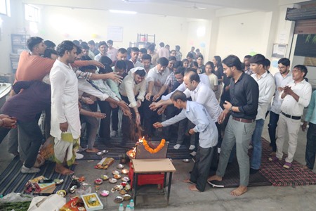 इंजीनियरिंग छात्र-छात्राएं लें भगवान विश्वकर्मा से प्रेरणा, जी.एल. बजाज में वैदिक मंत्रोच्चार के बीच हुई मशीनों और यंत्रों की पूजा