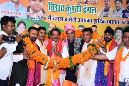 हाथरस के दंगल में पहली बार लड़े विदेशी पहलवान, देसी पहलवानों ने विदेशी पहलवानों को हराया, 5.51 लाख की इनामी कुश्ती जीती, केंद्रीय मंत्री व अभिनेता बिंदु दारा सिंह ने बढ़ाया पहलवानों का हौसला