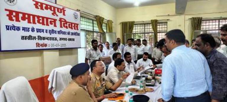 नाली, चकमार्ग, सरकारी भूमि पर अतिक्रमण/अवैध कब्जों से संबंधित शिकायतों की पुनरावृत्ति नहीं होनी चाहिए, भूमि से संबंधित प्रकरणों के संबंध में प्राप्त शिकायतों के निस्तारण हेतु उप जिलाधिकारी सिकन्दराराऊ को टीम बनाकर मौके मुआयने की जाँच कराते हुए पैमाईश कर तत्काल शिकायत का निस्तारण कराने के निर्देश  