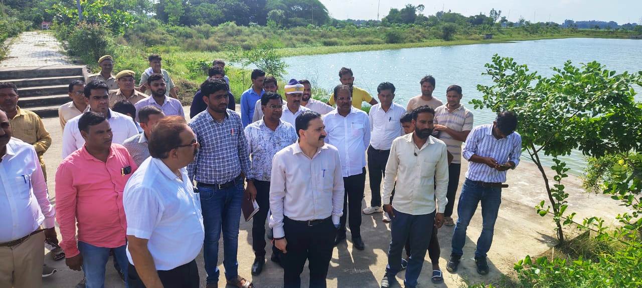 डीएम राहुल पाण्डेय ने सिकंदराराऊ में जल जीवन मिशन कार्यों के अलावा विद्यालय का किया निरीक्षण