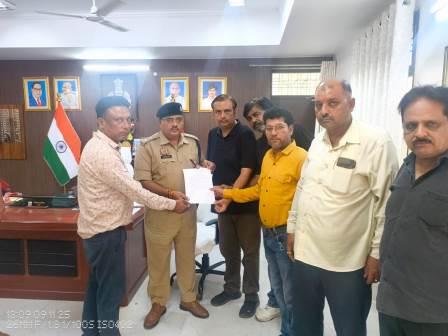 हाथरस के चौराहों पर बंद हो नाजायज उगाही, बंद हो ट्रांसपोर्टरों का उत्पीड़न व अवैध चालान, हाथरस गुड्स ट्रांसपोर्ट एसोसिएशन की मांग, दिया ज्ञापन