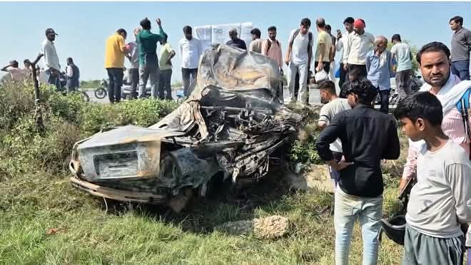 सिकंदराराऊ-अलीगढ़ रोड पर भीषण हादसा, कारऔर केन्टर में भिड़ंत के बाद लगी आग, कार सवार चार युवकों व केंटर चालक सहित पांच की मौत
