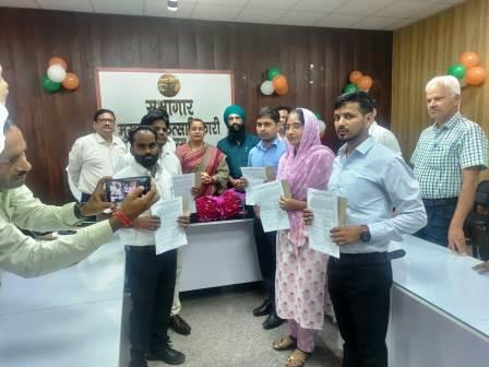 मुख्यमंत्री द्वारा नियुक्ति पत्र वितरण समारोह का सीधा प्रसारण, हाथरस के 5 अभ्यर्थियों को मिला नियुक्ति पत्र
