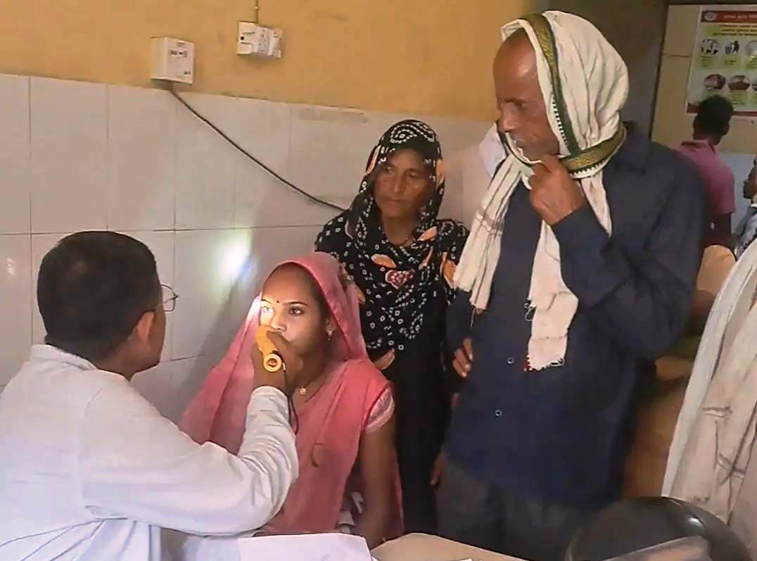 सादाबाद: बारिश के बाद बढ़ीं मौसमी बीमारियां, सीएचसी में मरीजों की भीड़