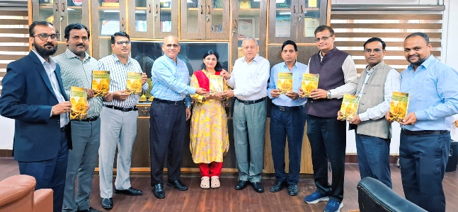 मंगलायतन विश्वविद्यालय में भारतीय ज्ञान परंपरा और आधुनिक विज्ञान के संगम पर आधारित पुस्तक का विमोचन