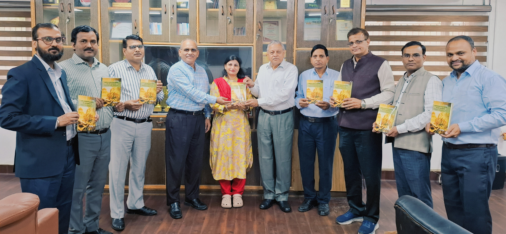 मंगलायतन विश्वविद्यालय में भारतीय ज्ञान परंपरा और आधुनिक विज्ञान के संगम पर आधारित पुस्तक का विमोचन