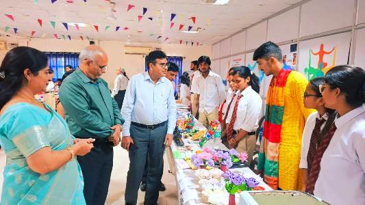 दीपोत्सव में विद्यार्थियों की सृजनशीलता ने बिखेरा प्रकाश, मंगलायतन विश्वविद्यालय में स्वनिर्मित दीपक, पेंटिंग, झालर से सजा परिसर