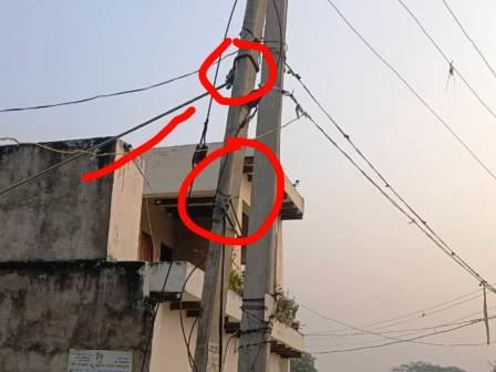 हसायन : विद्युत पोल को रस्सी के सहारे खड़ा कर चले गए कर्मचारी, शिकायत के बाद भी विद्युत विभाग की अनदेखी 
