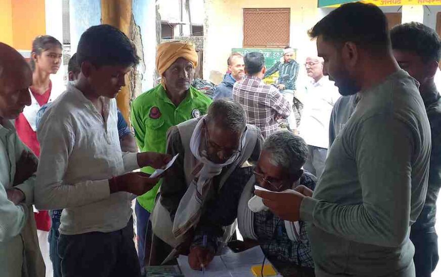 हसायन : गेंहू के बीज खरीदने के लिए उमड रही किसानों की भीड