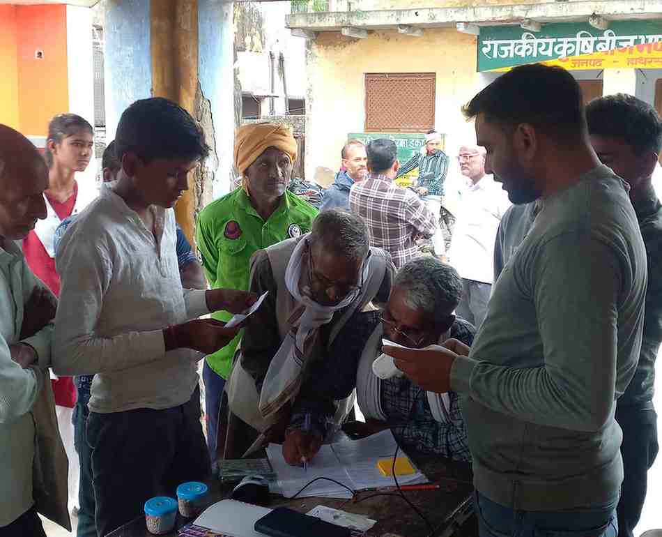 हसायन : गेंहू के बीज खरीदने के लिए उमड रही किसानों की भीड