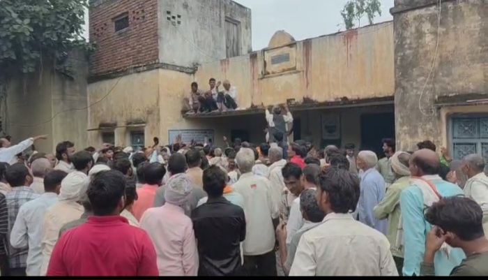 डीएपी खाद वितरण में धांधली ! रात में अवैध तरीके से ट्रैक्टर पर लोड कराई खाद, सचिव पर अवैध वसूली का आरोप, किसानों ने किया हंगामा