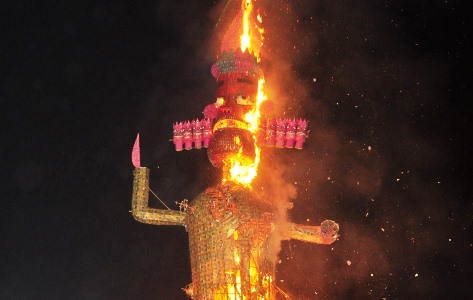 हाथरस में धूमधाम से मनाया विजयदशमी उत्सव, एमजी पॉलिटेक्निक मैदान में 65 फीट ऊँचे रावण के पुतले का हुआ दहन, भगवान श्रीराम के अग्निबाण से रावण का विशाल पुतला धू-धूकर जला
