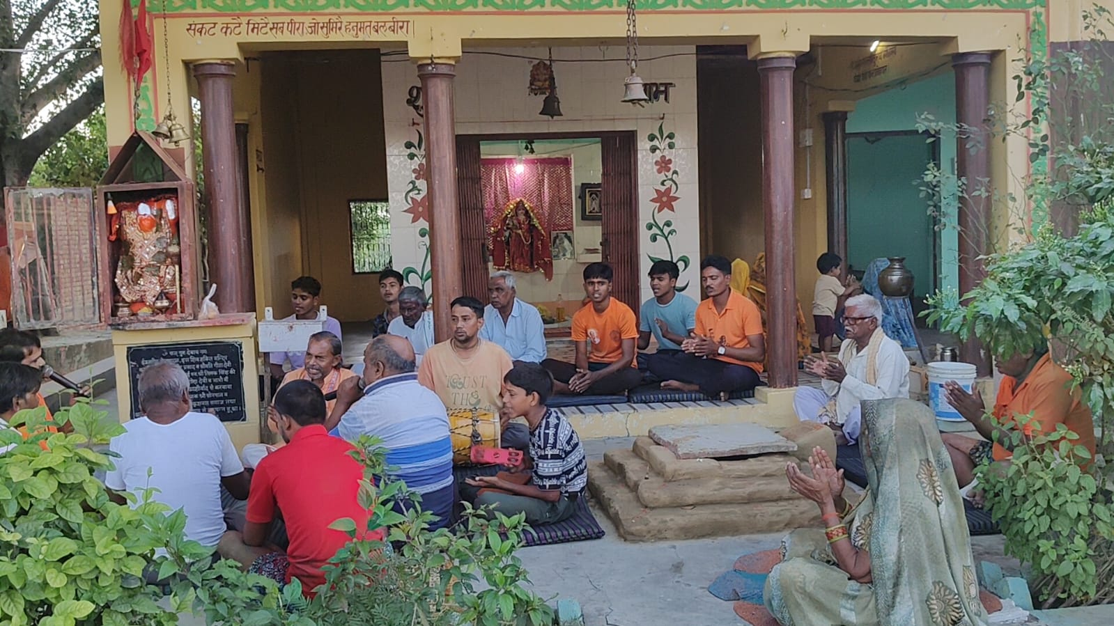 हसायन : गांव पोरा में राष्ट्रीय बजरंग दल ने किया भजन-कीर्तन का आयोजन
