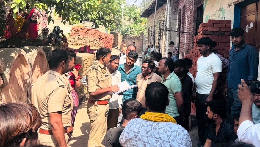 हाथरस में झोलाछाप डॉक्टर की लापरवाही से 15 वर्षीय किशोर की मौत, बुखार में इंजेक्शन लगाने से बिगड़ी हालत, त्योहारों की खुशियां मातम में बदलीं